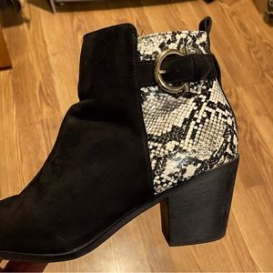 Black boots with faux snake skin heal. Perfect boots size 12 heals